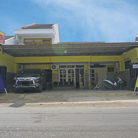 Putih Mulia Homestay Syariah Lumajang Buitenkant foto
