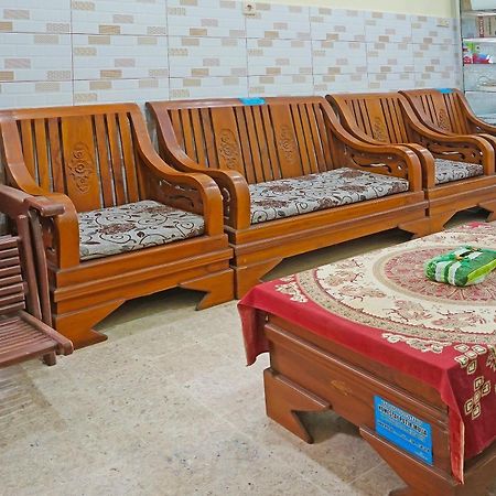 Putih Mulia Homestay Syariah Lumajang Buitenkant foto