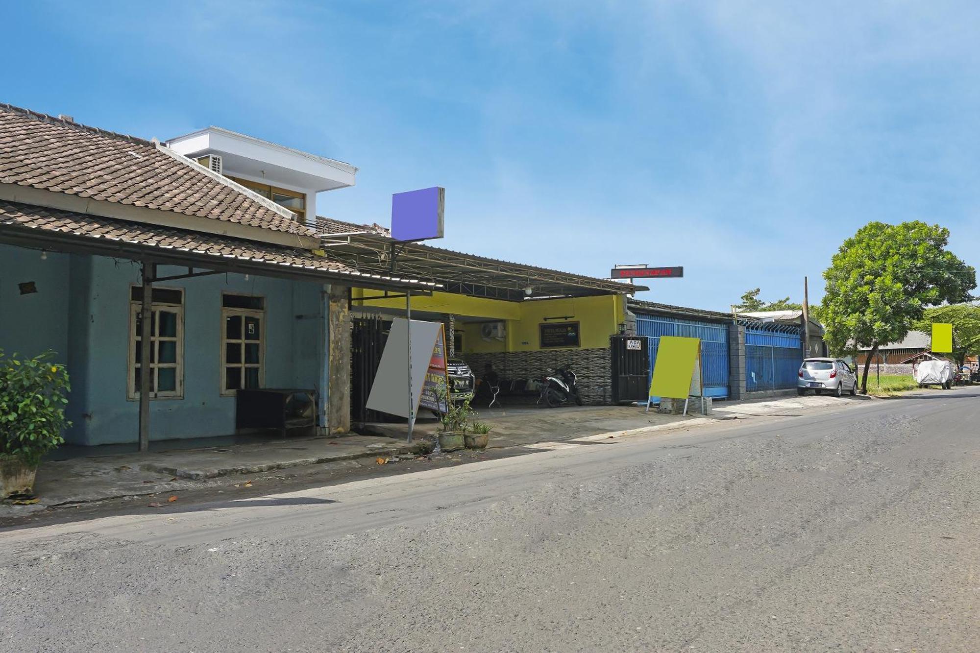 Putih Mulia Homestay Syariah Lumajang Buitenkant foto