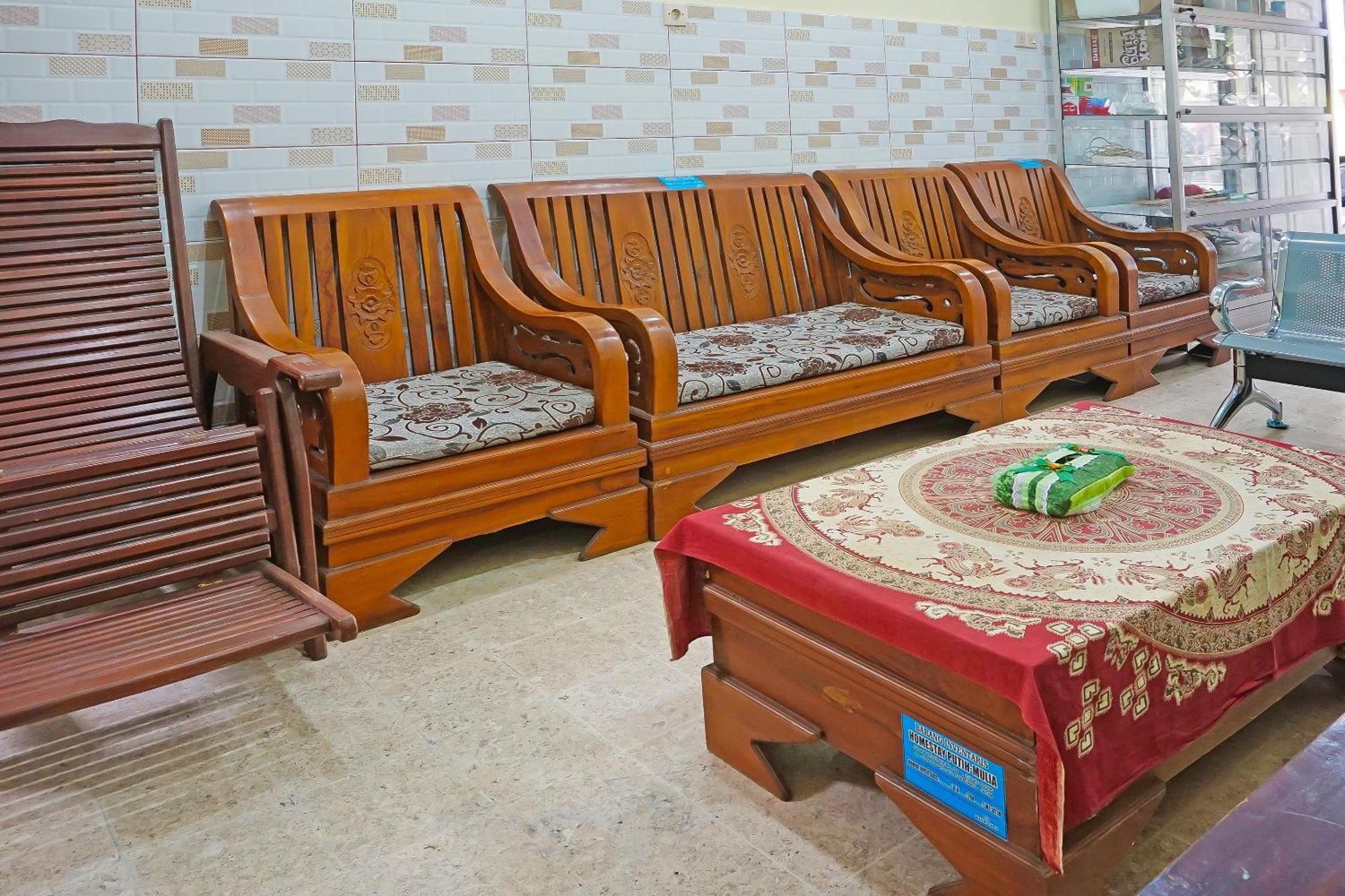 Putih Mulia Homestay Syariah Lumajang Buitenkant foto