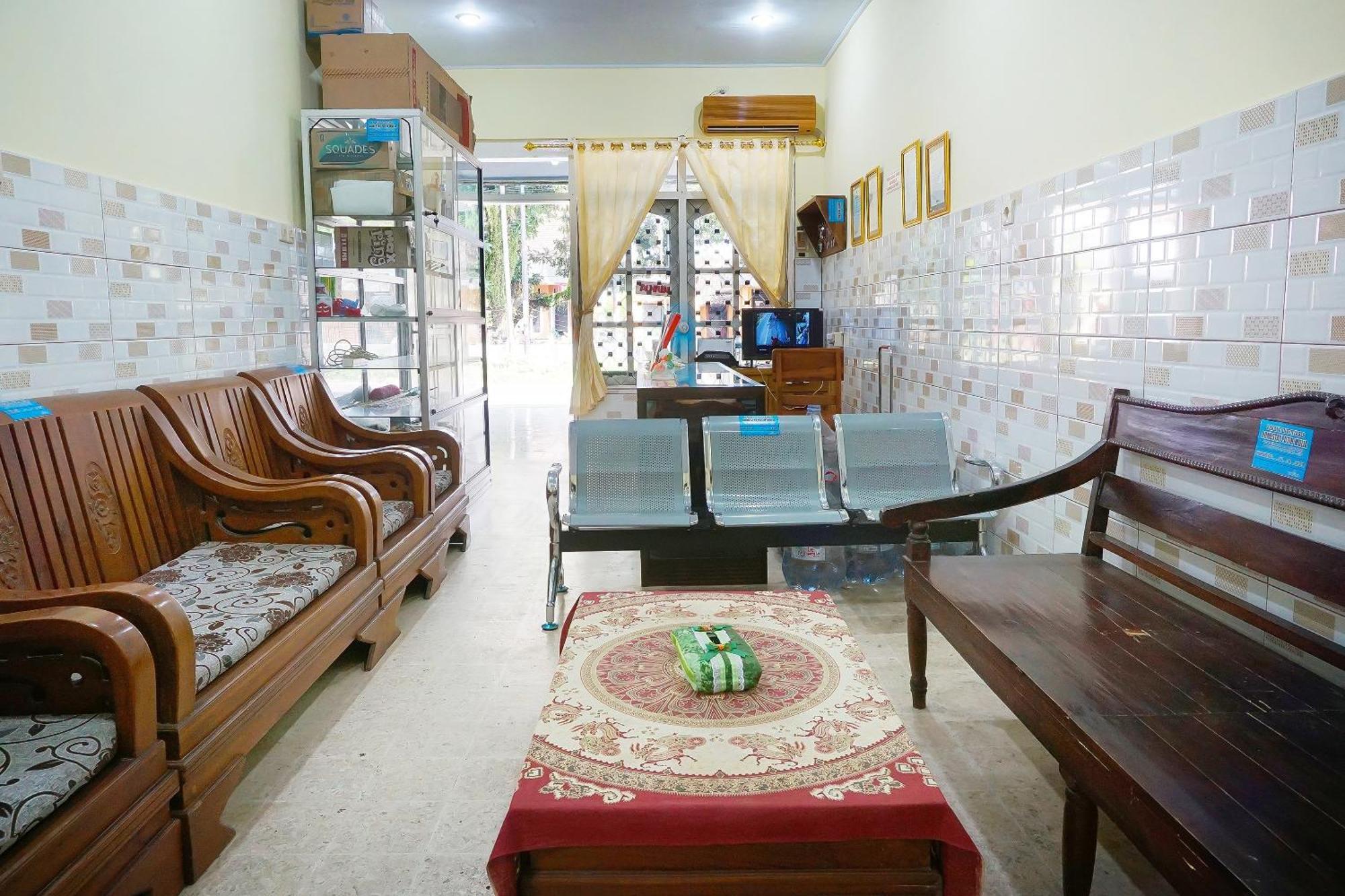 Putih Mulia Homestay Syariah Lumajang Buitenkant foto