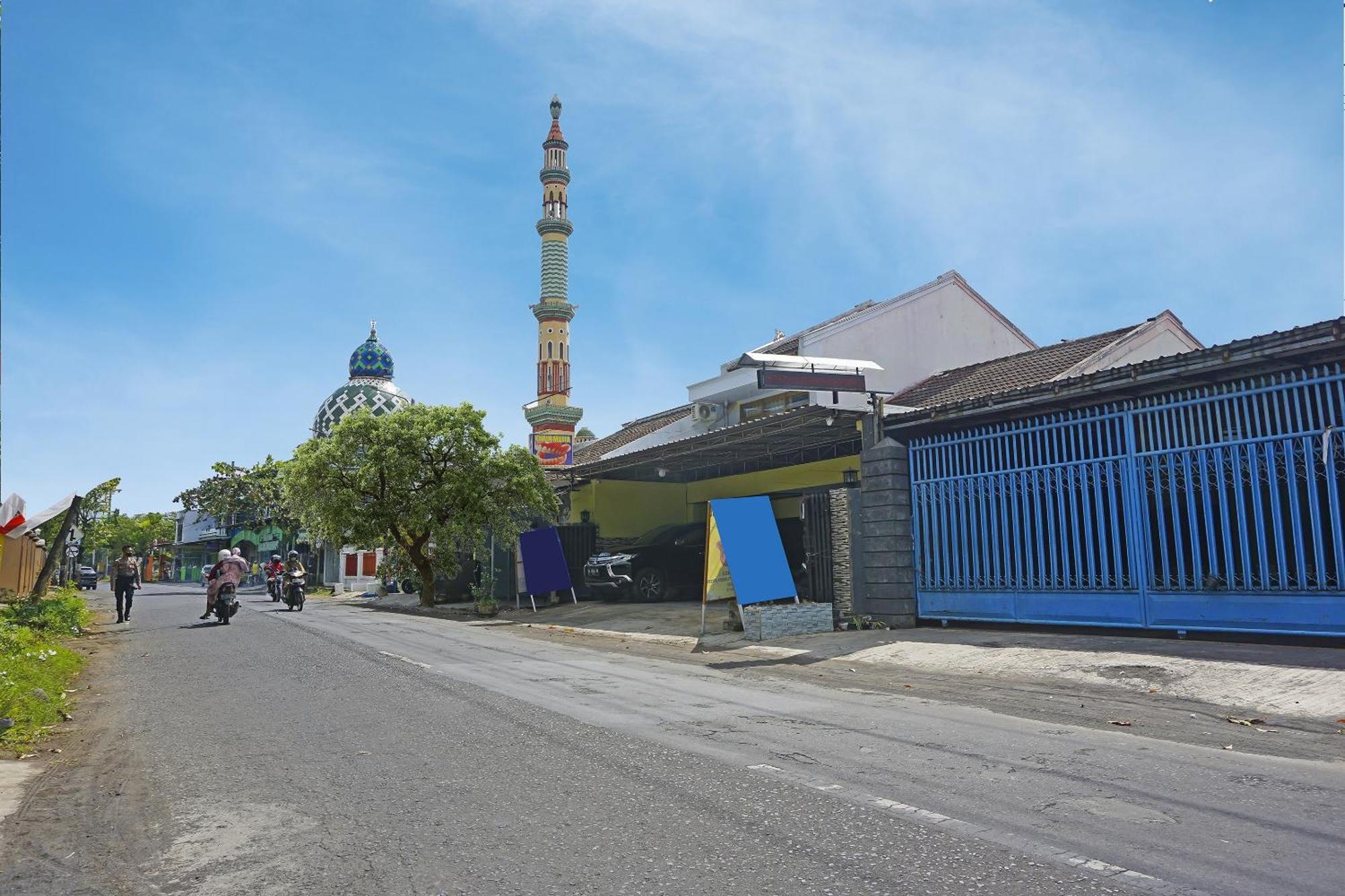 Putih Mulia Homestay Syariah Lumajang Buitenkant foto