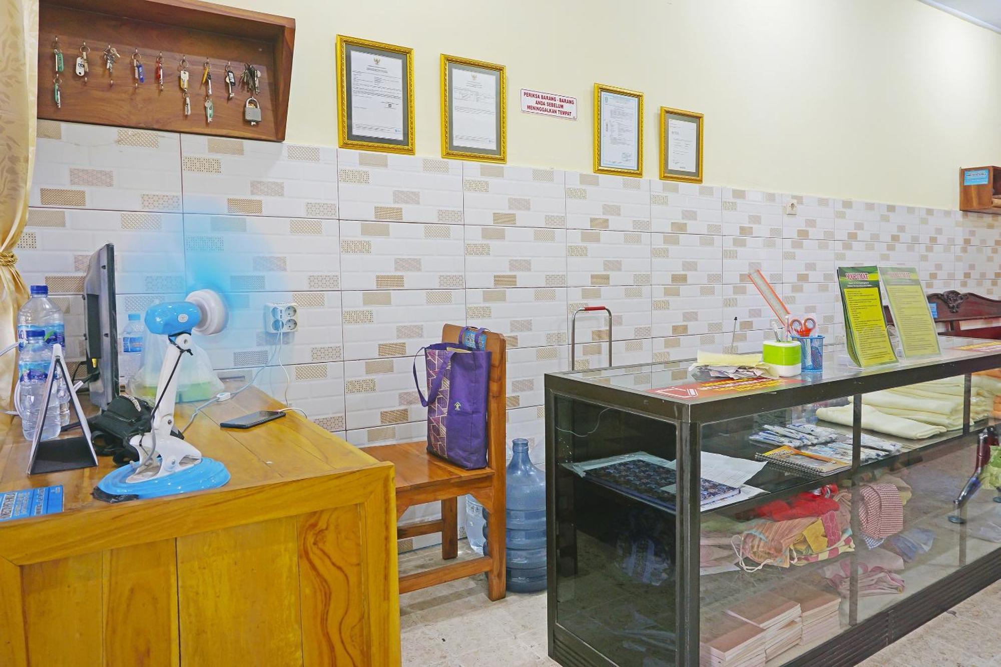 Putih Mulia Homestay Syariah Lumajang Buitenkant foto