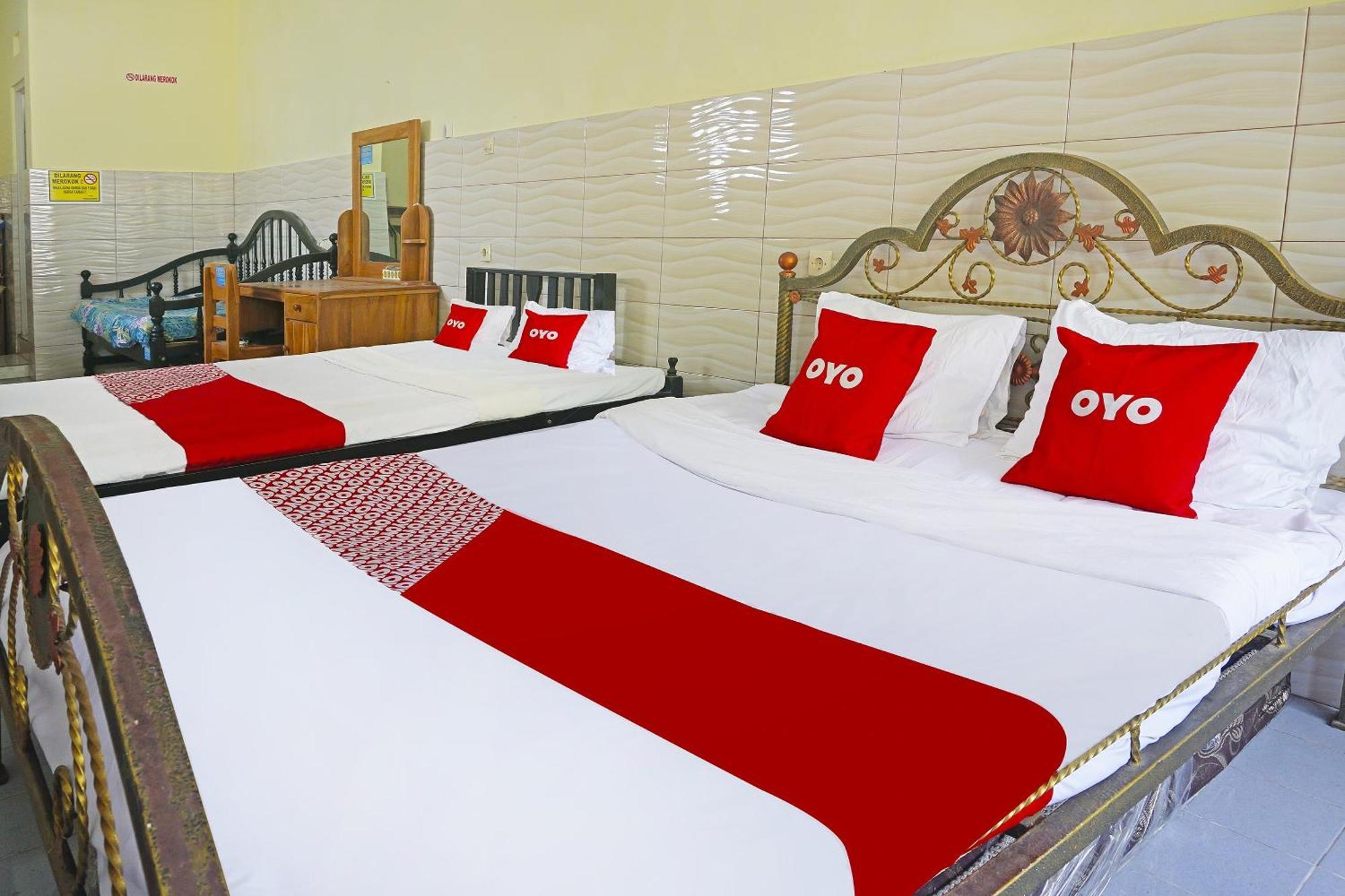 Putih Mulia Homestay Syariah Lumajang Buitenkant foto