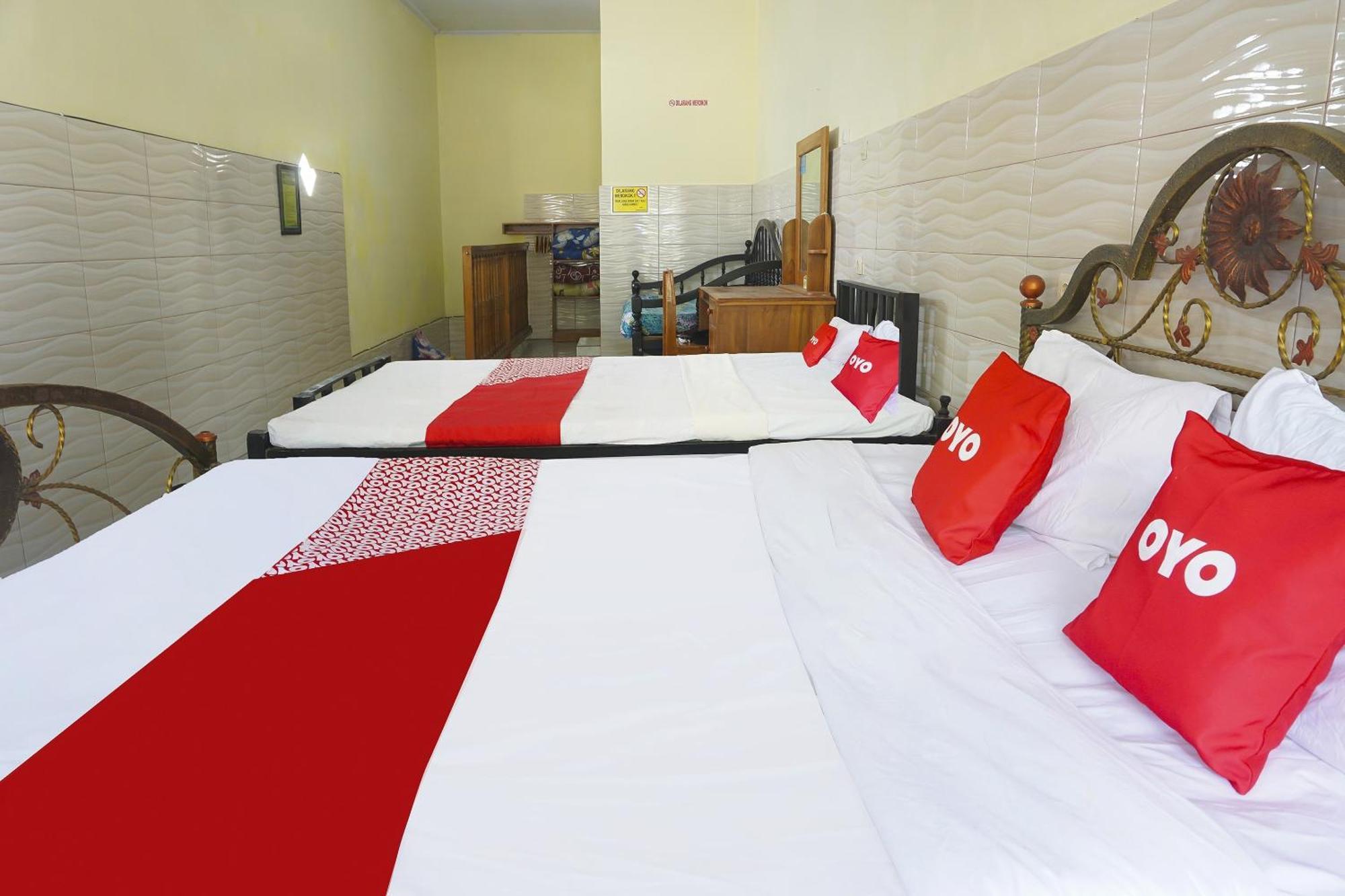 Putih Mulia Homestay Syariah Lumajang Buitenkant foto