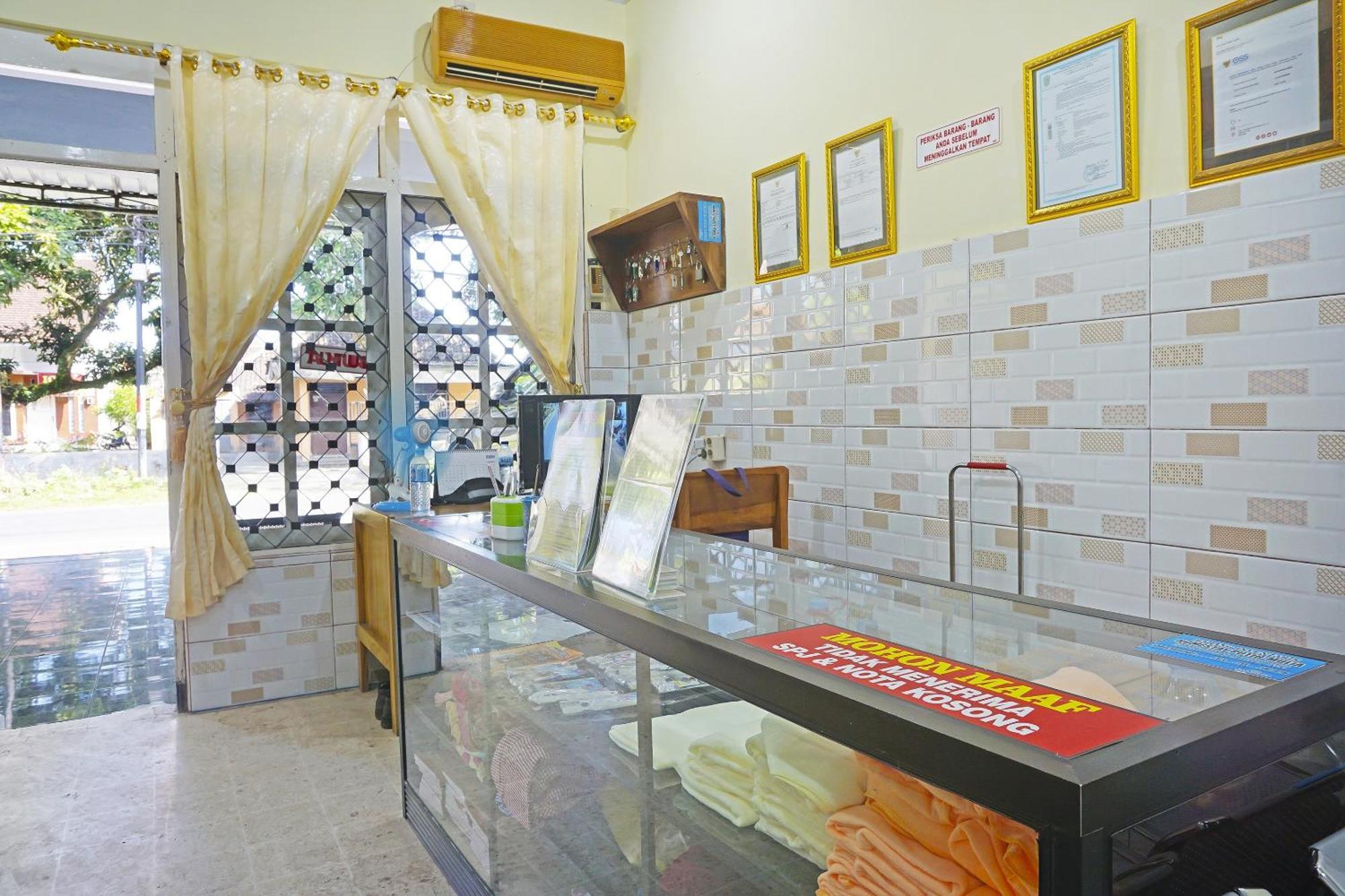 Putih Mulia Homestay Syariah Lumajang Buitenkant foto
